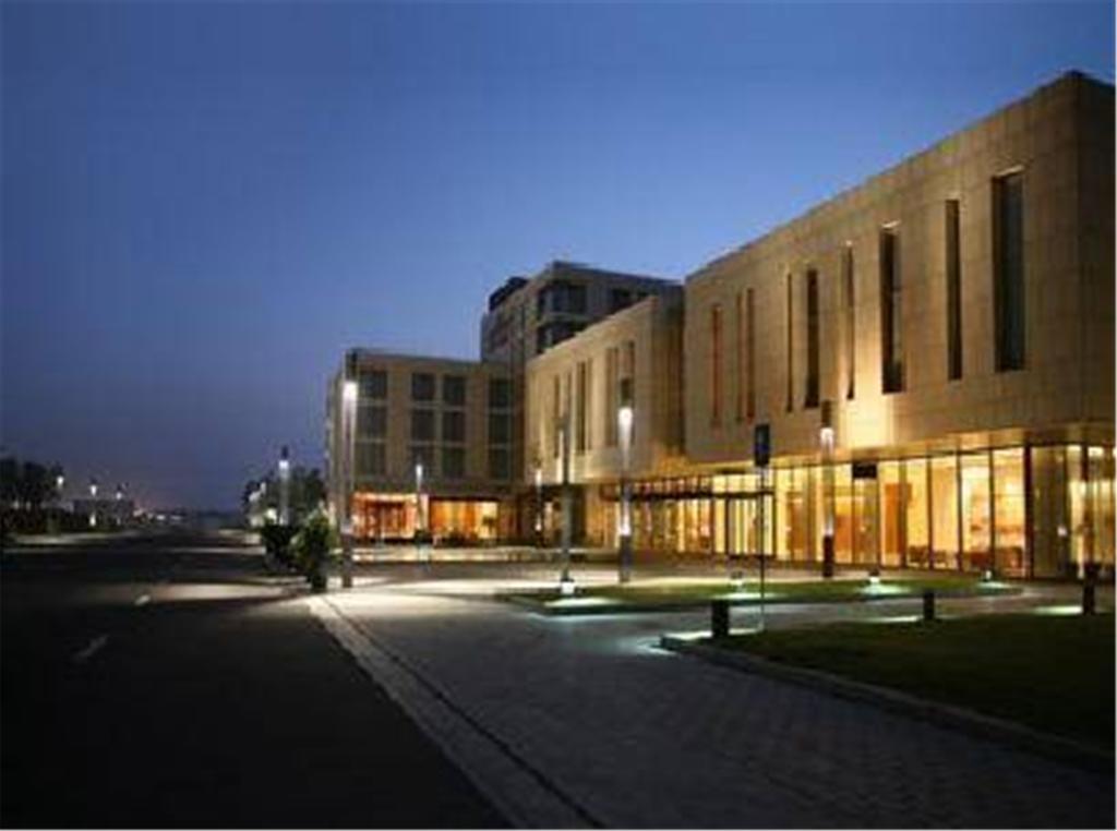 Howard Johnson Plaza Lingang Shanghai Хайнань Экстерьер фото