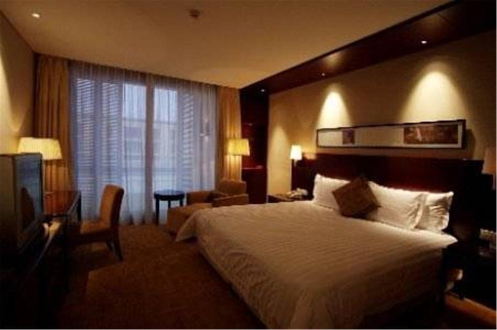 Howard Johnson Plaza Lingang Shanghai Хайнань Номер фото